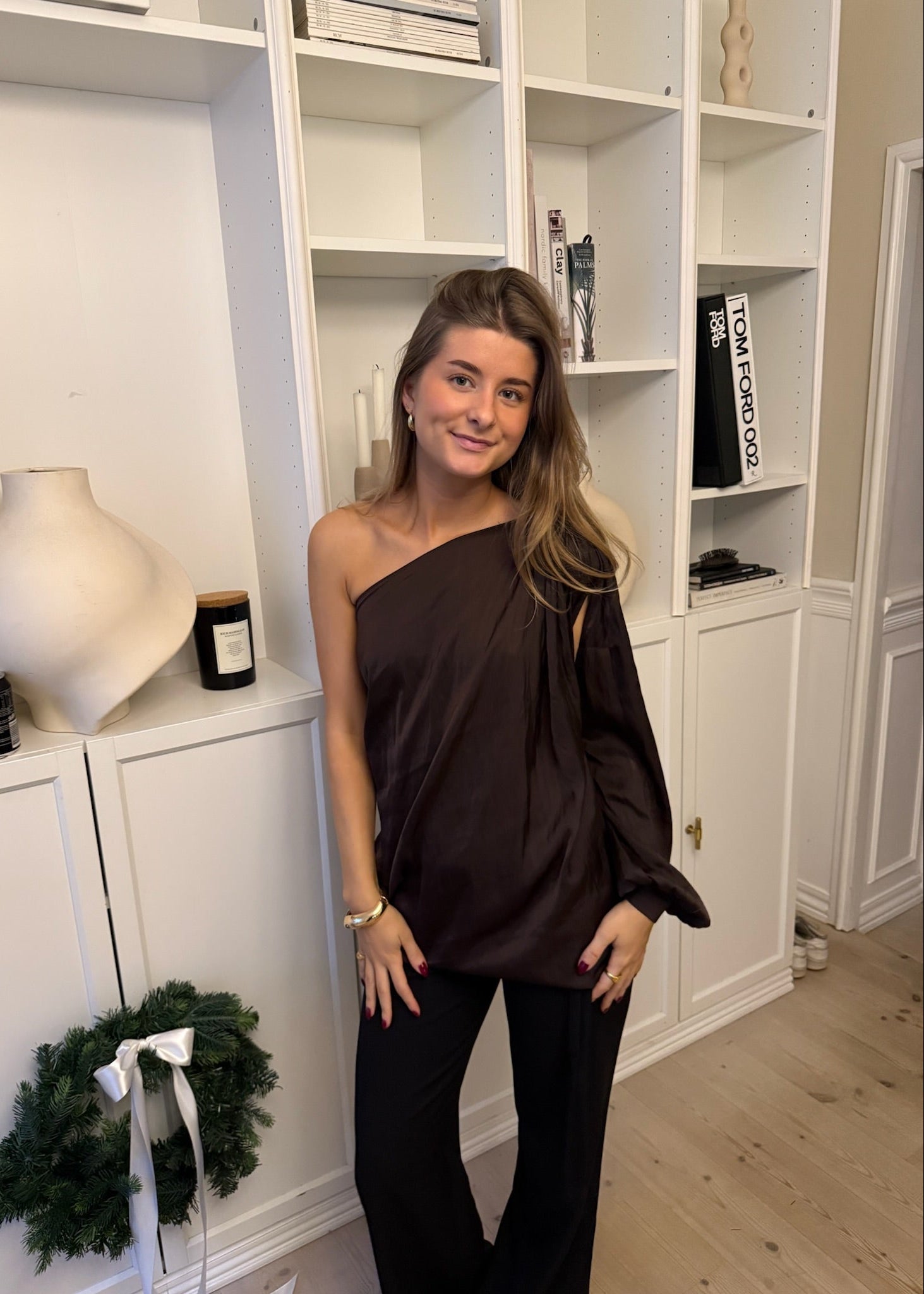 Alessa One Shoulder Bluse - Mørkebrun - ByStenholt.dk