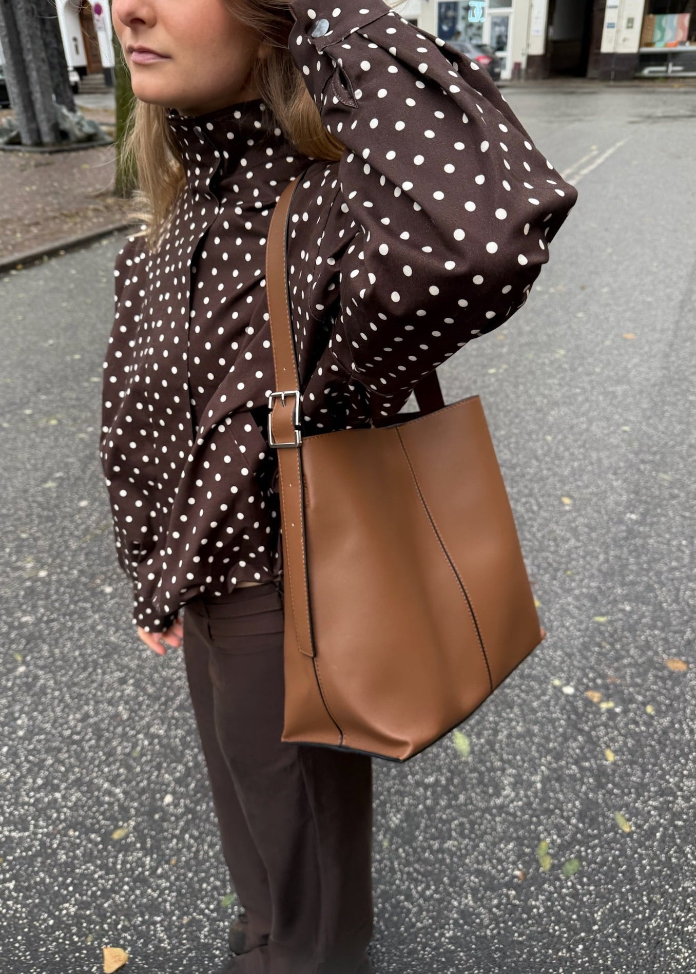 Amara Jakke med Polkaprikker - Brun/Hvid - ByStenholt.dk