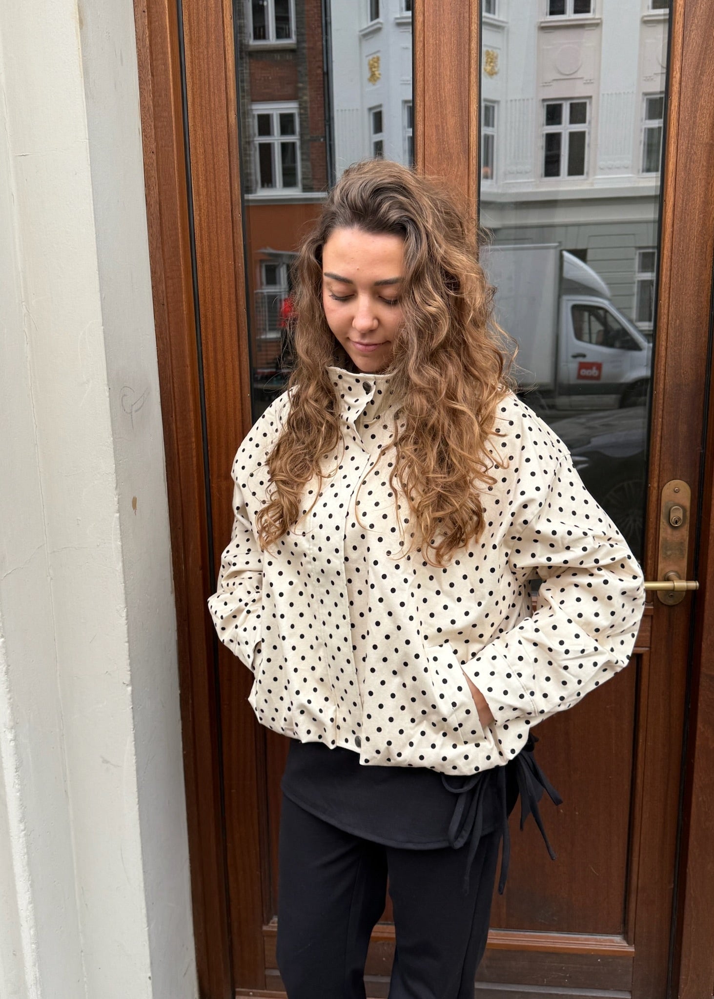 Amara Jakke med Polkaprikker - Creme/Sort - ByStenholt.dk