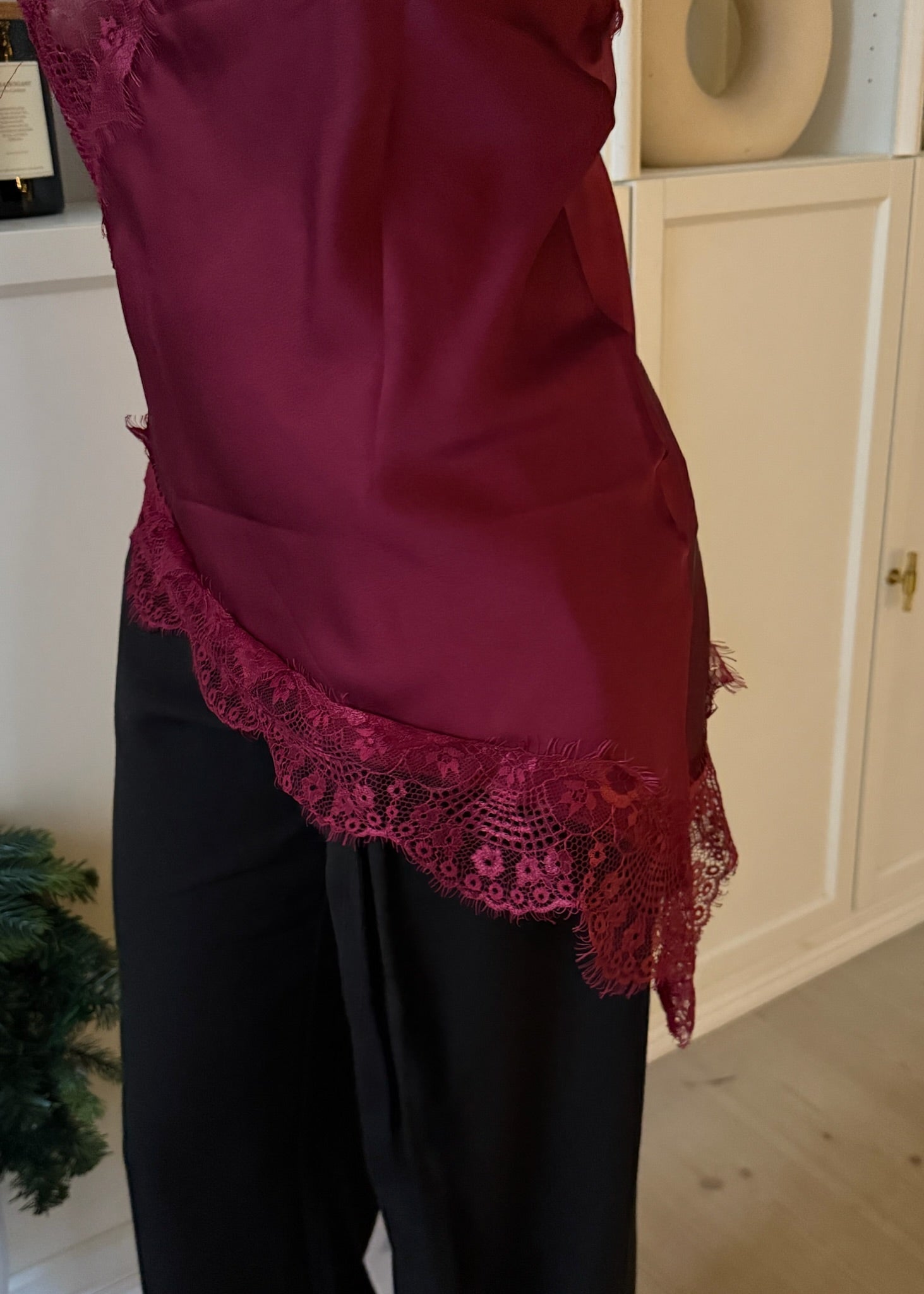 Asymmetrisk Satin Top - Bordeaux - ByStenholt.dk