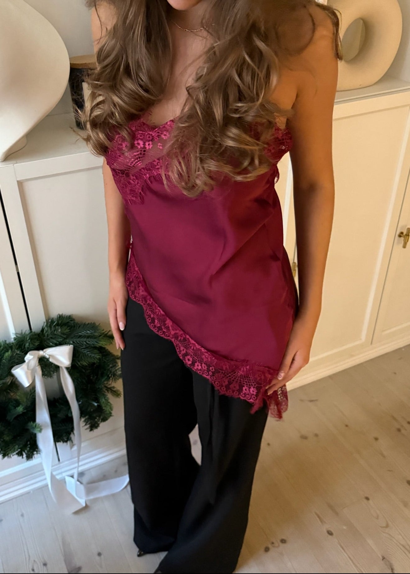 Asymmetrisk Satin Top - Bordeaux - ByStenholt.dk