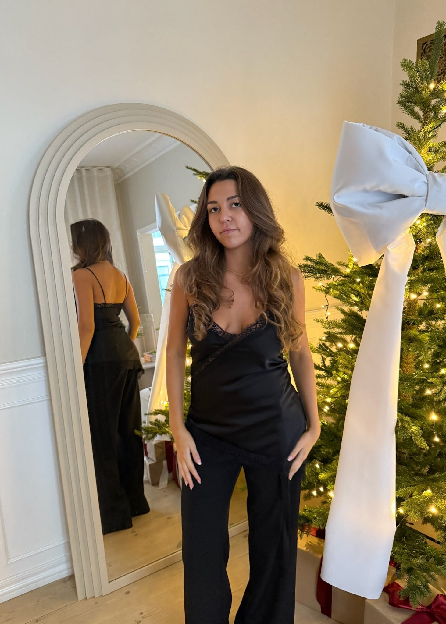 Asymmetrisk Satin Top - Sort - ByStenholt.dk