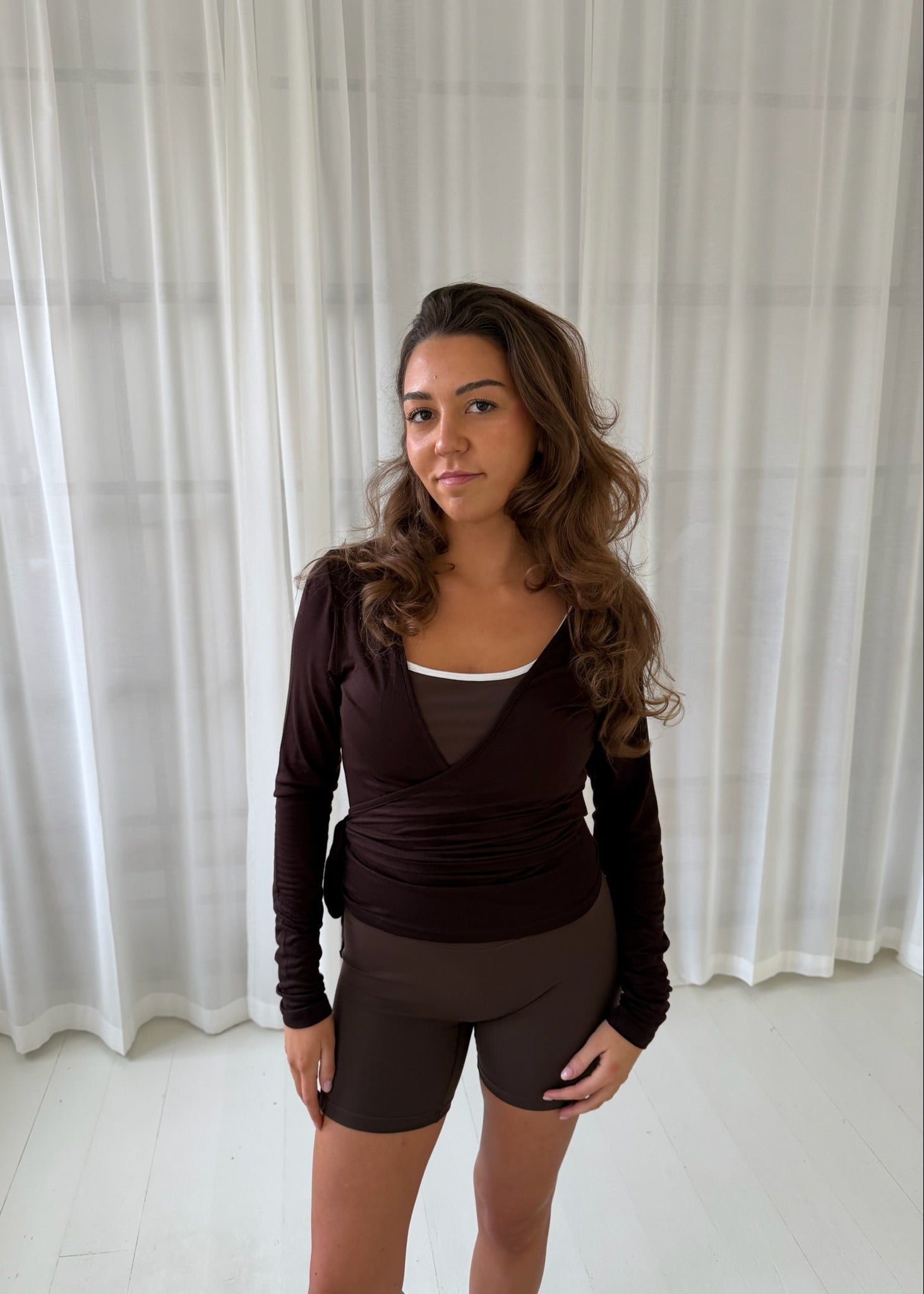 Ballet Wrap Bluse - Mørkebrun - ByStenholt.dk