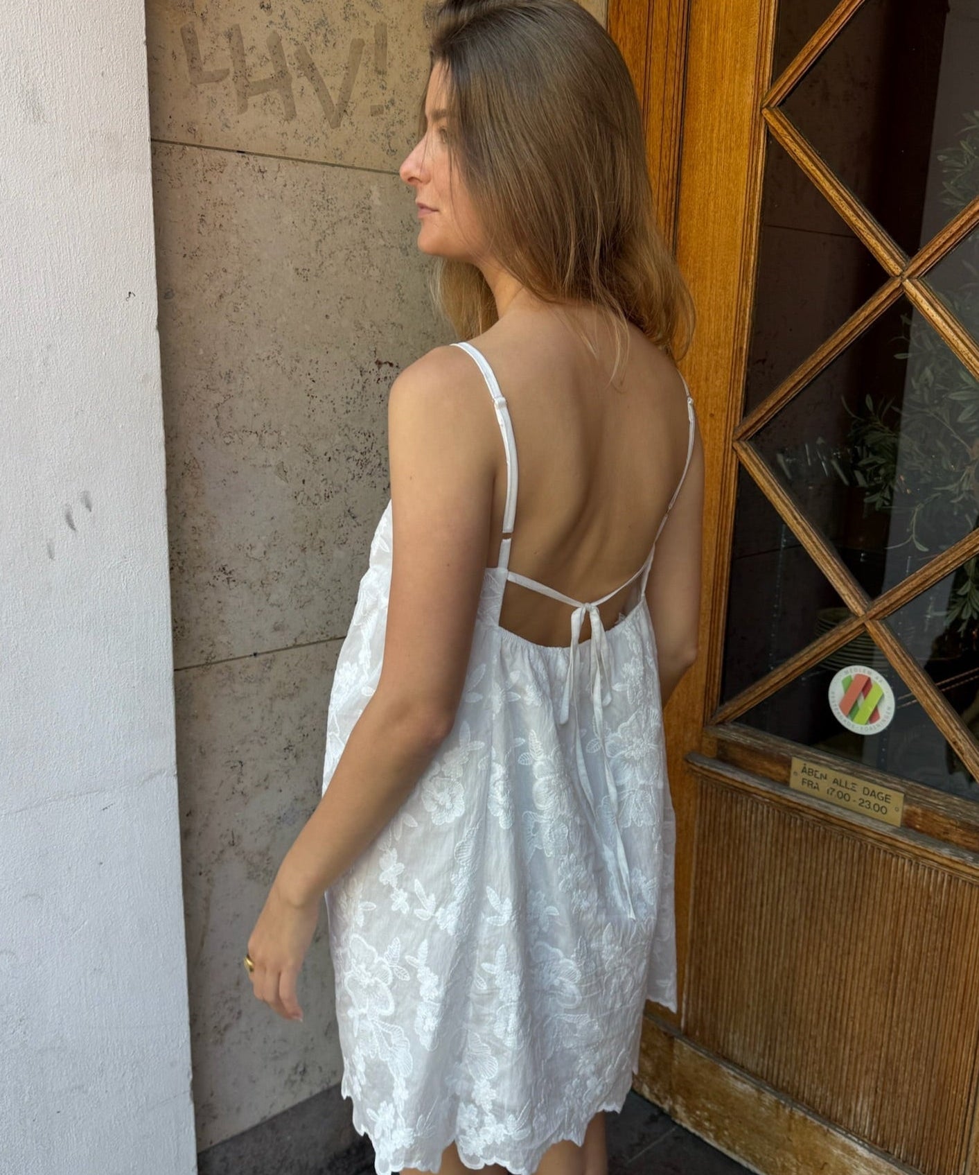 Broderet Ava Kjole med Åben Ryg - Hvid - ByStenholt.dk