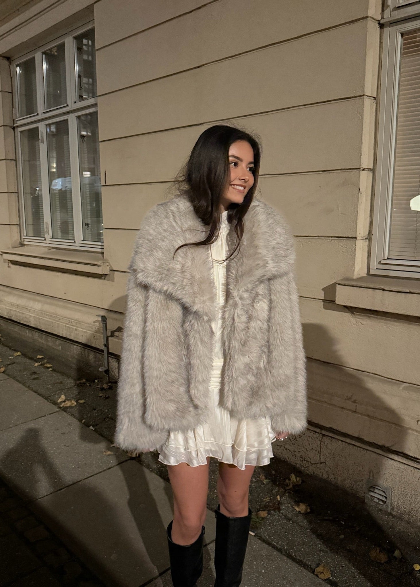 Faux Fur Kort Jakke - Taupe - ByStenholt.dk