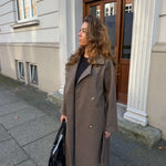 Isabel Lang Frakke - Mørkebrun - ByStenholt.dk