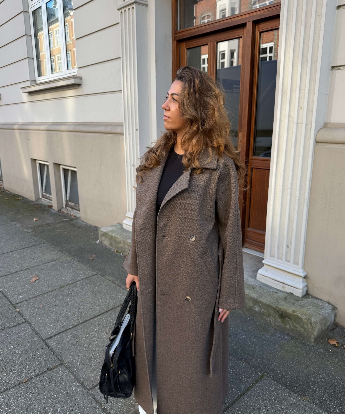 Isabel Lang Frakke - Mørkebrun - ByStenholt.dk