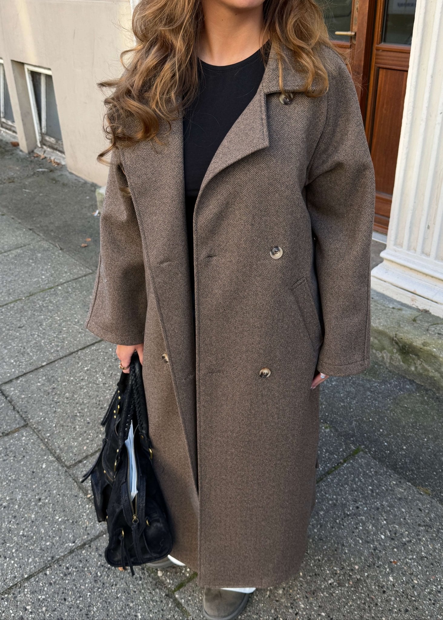 Isabel Lang Frakke - Mørkebrun - ByStenholt.dk