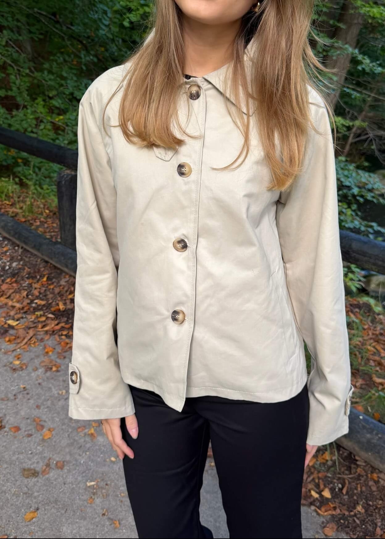Klassisk Kort Trenchcoat - Beige - ByStenholt.dk