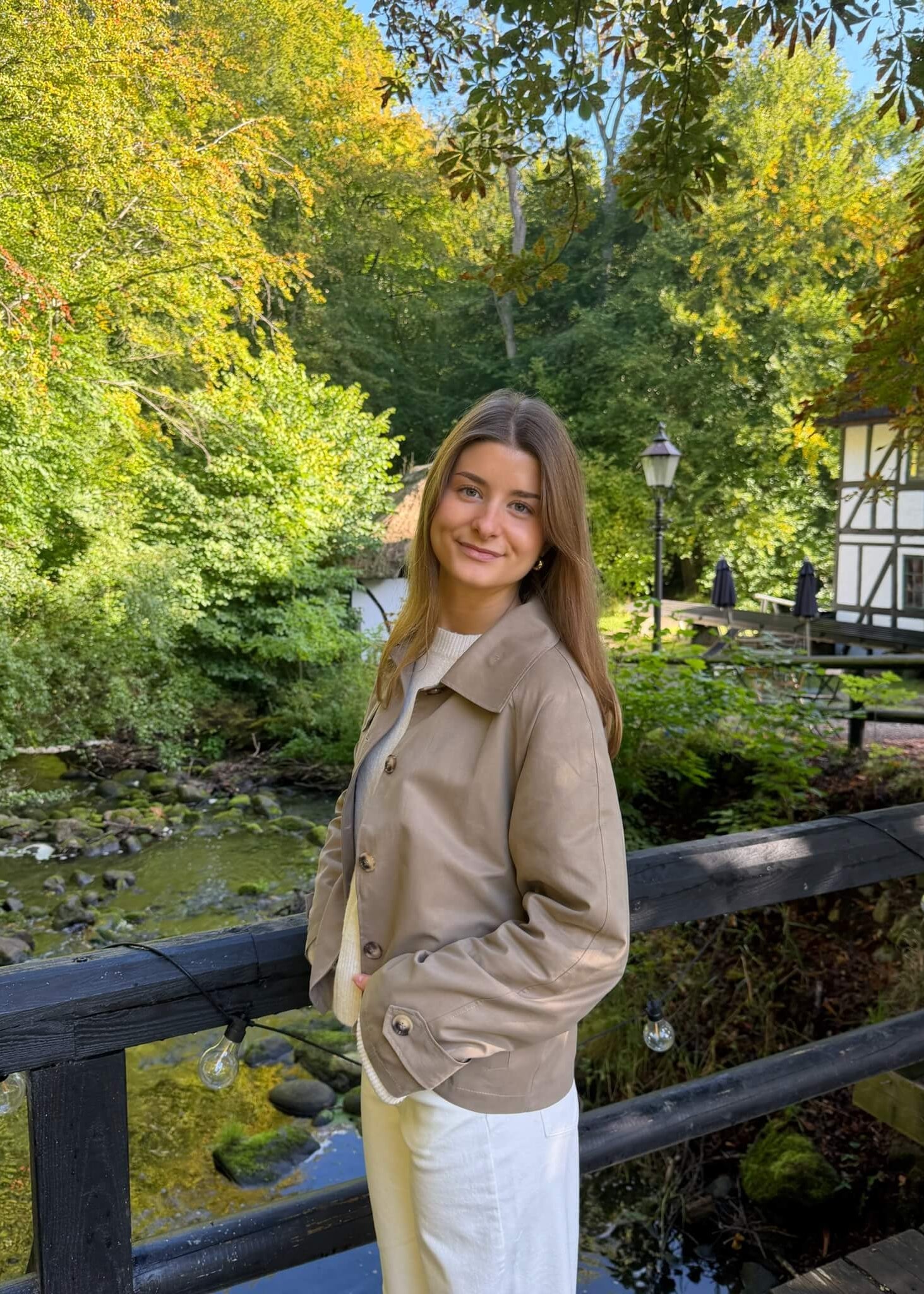 Klassisk Kort Trenchcoat - Taupe - ByStenholt.dk