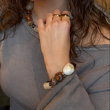 Laura Perlearmbånd - Brun - ByStenholt.dk