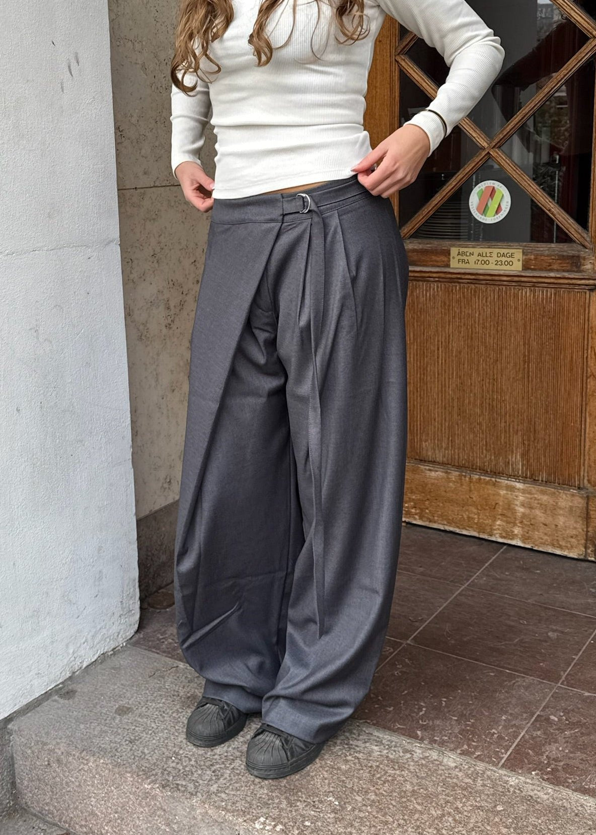 Nula Bukser med Crossover og Spænde - Mørkegrå - ByStenholt.dk