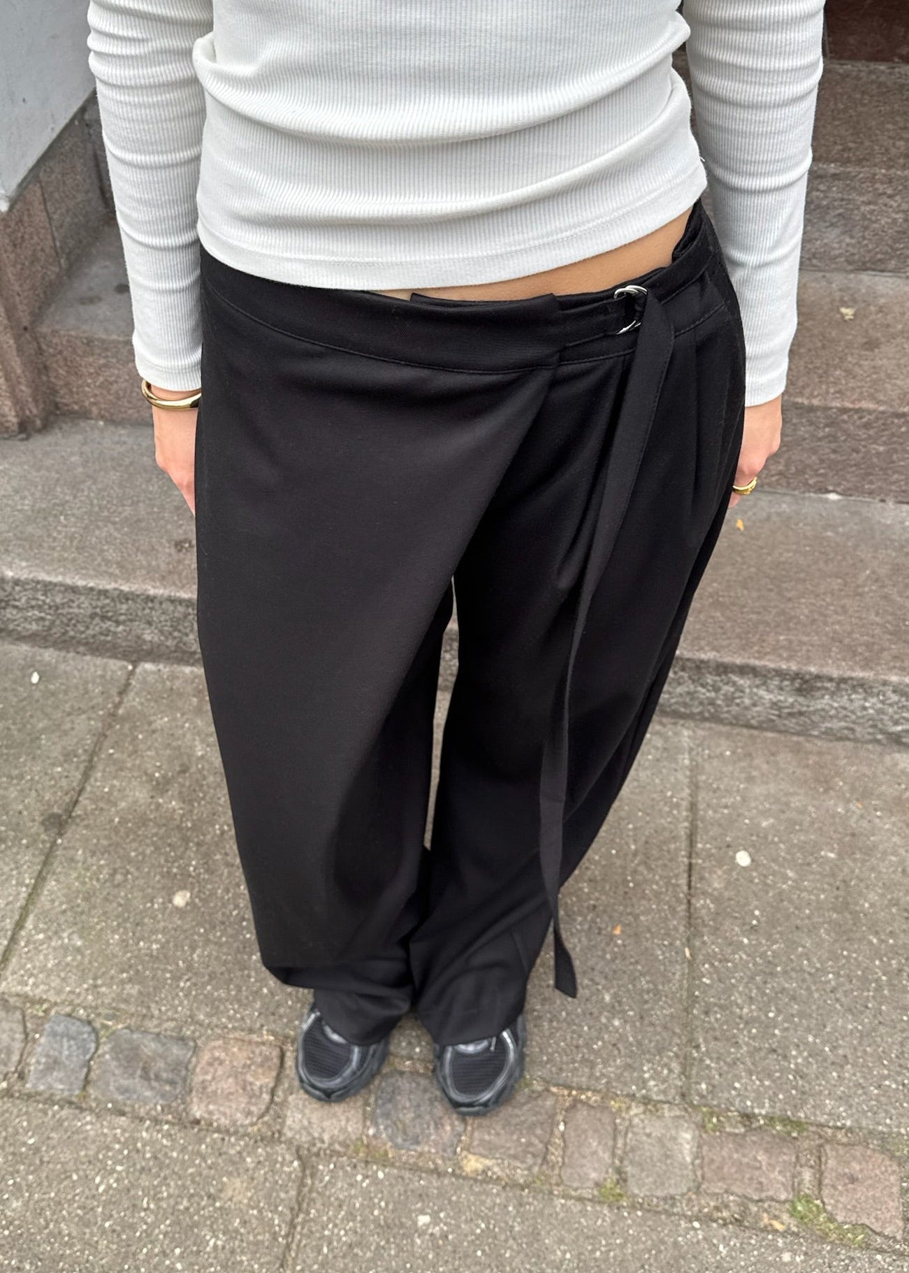 Nula Bukser med Crossover og spænde - Sort - ByStenholt.dk