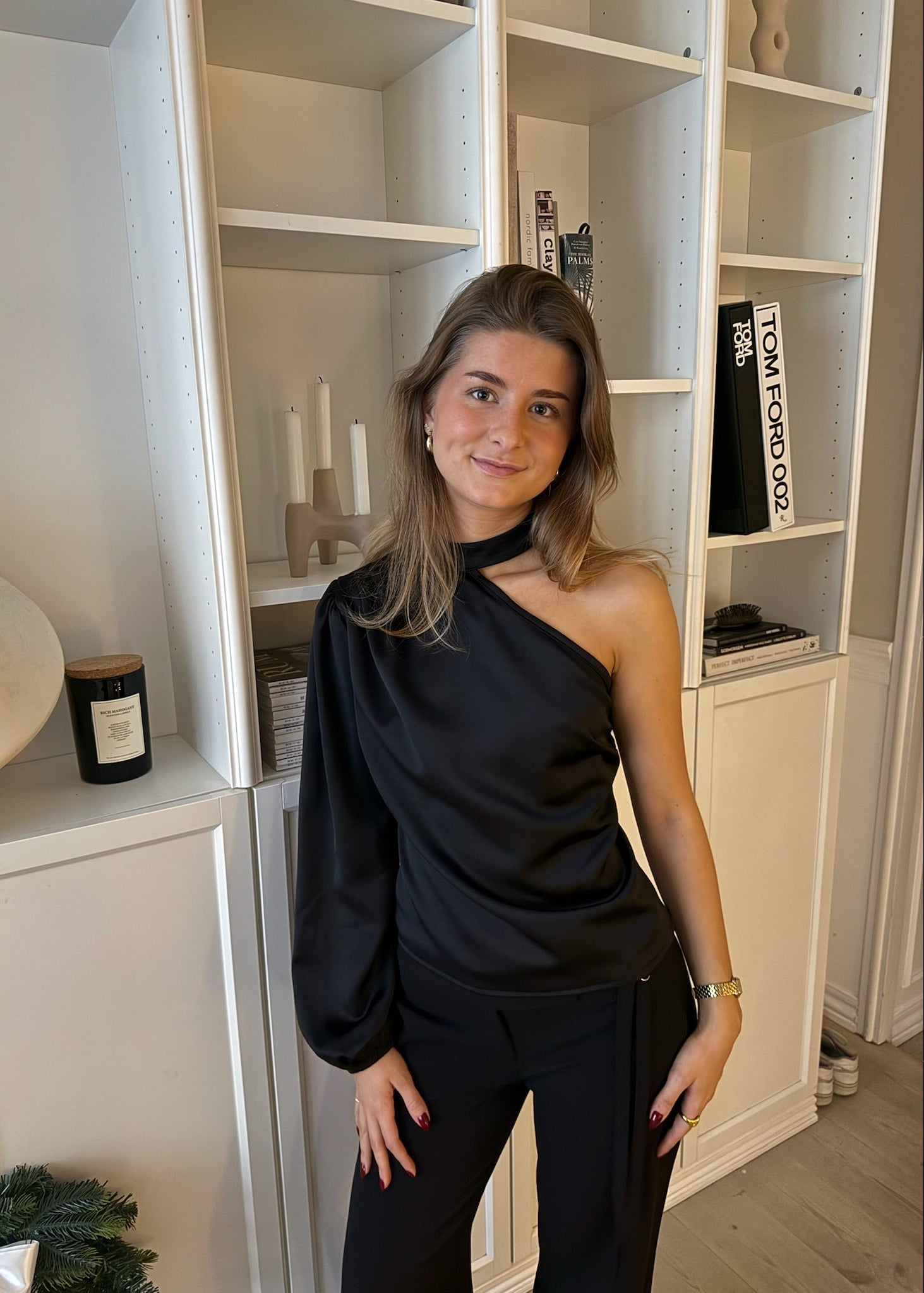 Satin One Shoulder Bluse - Sort - ByStenholt.dk