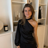 Satin One Shoulder Bluse - Sort - ByStenholt.dk