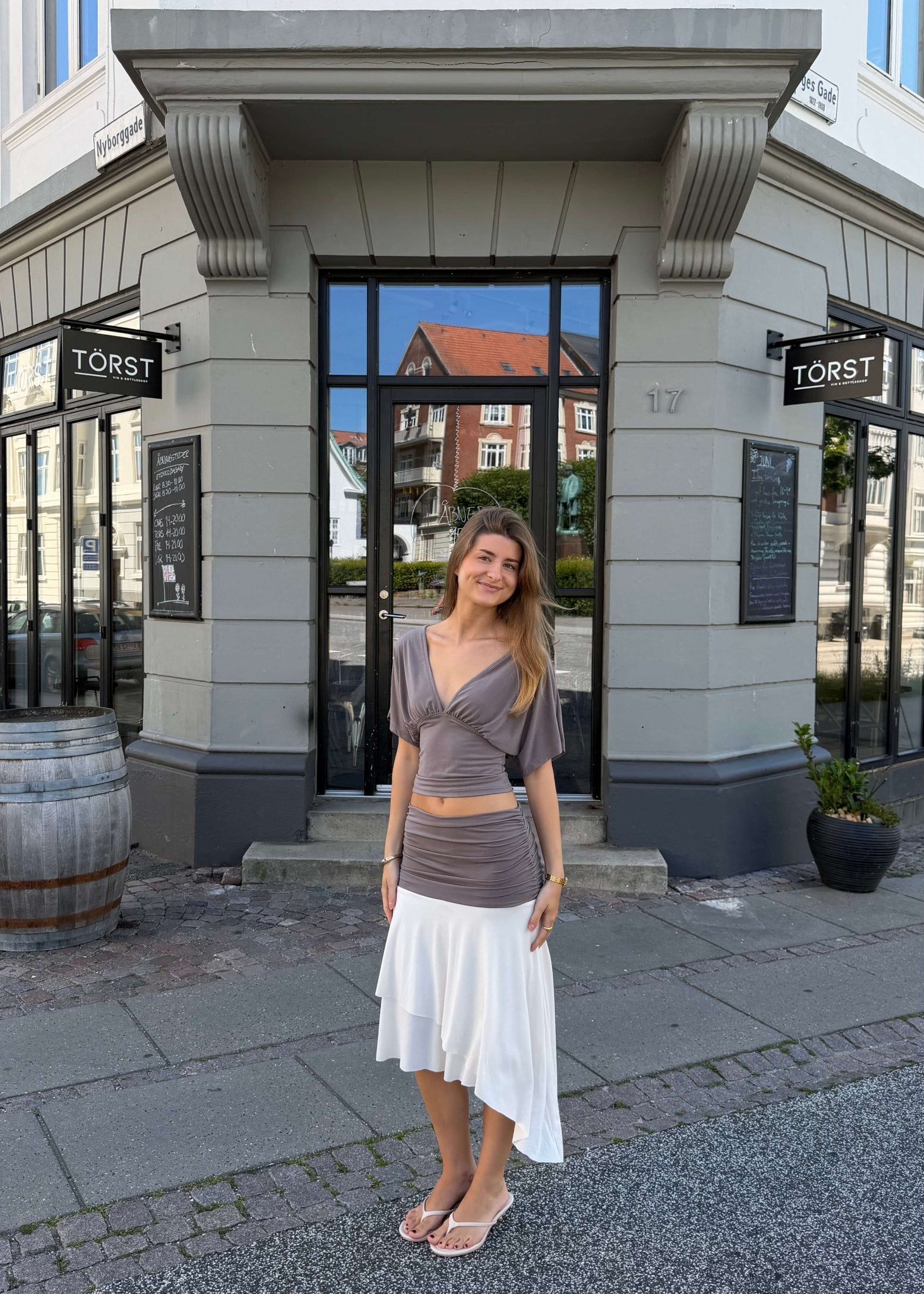 Zenia Top + Aia Nederdel Sæt - Taupe/Creme - ByStenholt.dk